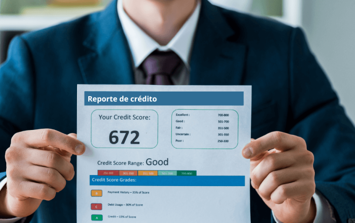 Persona en traje sosteniendo un reporte de crédito que muestra un puntaje de 672 y una evaluación de score crediticio en nivel bueno.