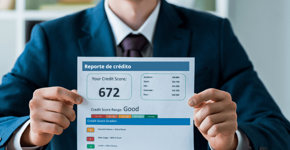Persona en traje sosteniendo un reporte de crédito que muestra un puntaje de 672 y una evaluación de score crediticio en nivel bueno.
