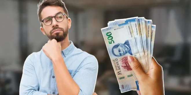 Persona pensando mientras observa un manojo de billetes mexicanos, simbolizando decisiones financieras sobre el aguinaldo.