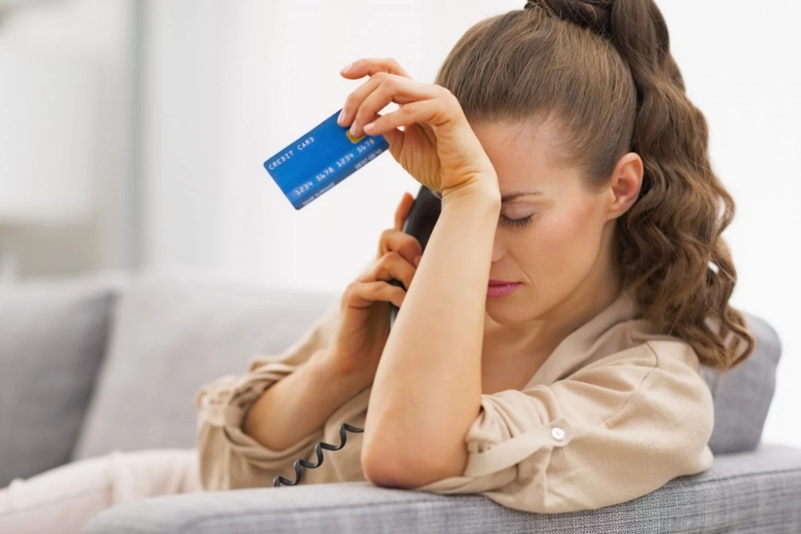 Mujer preocupada revisando estados de cuenta por dejar de pagar su tarjeta de crédito en México