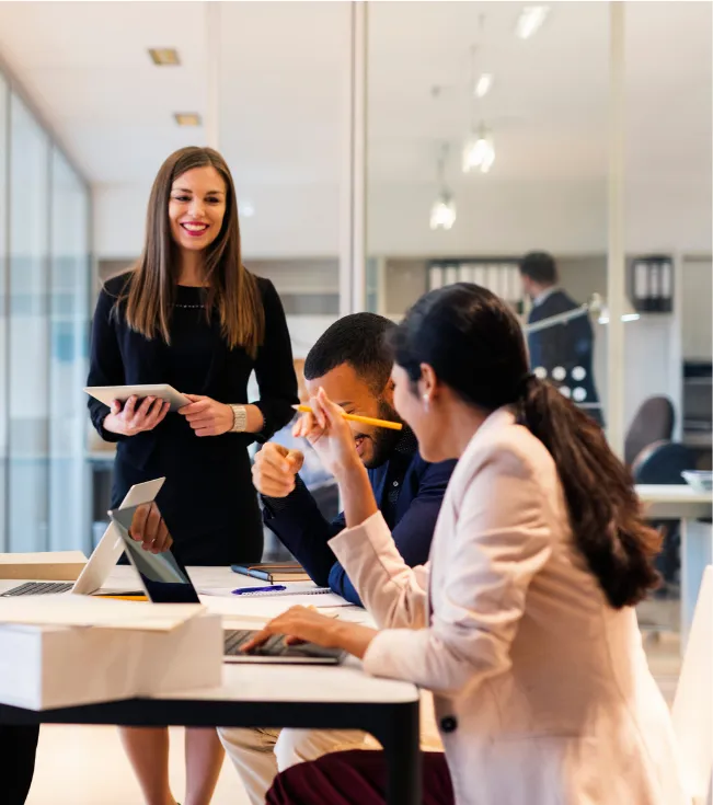 Asesores financieros, profesionales y confiables, trabajando en equipo.