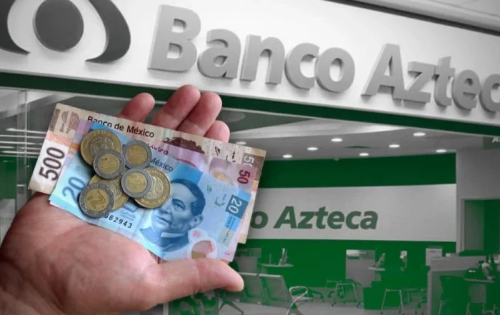 Persona sosteniendo billetes frente a una sucursal de Banco Azteca en México