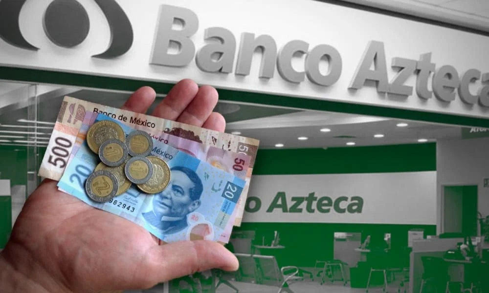 Persona sosteniendo billetes frente a una sucursal de Banco Azteca en México