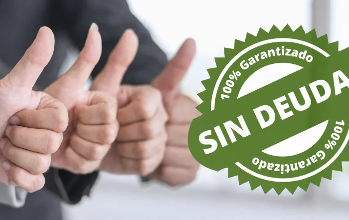 Persona celebrando su libertad financiera tras romper sus deudas con el programa de Rompe Deuda en México.