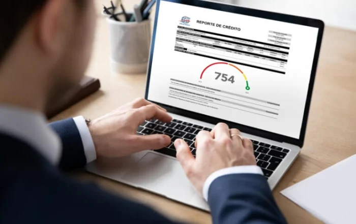 Persona revisando su Score en Buró de Crédito y Reporte Especial en una laptop.
