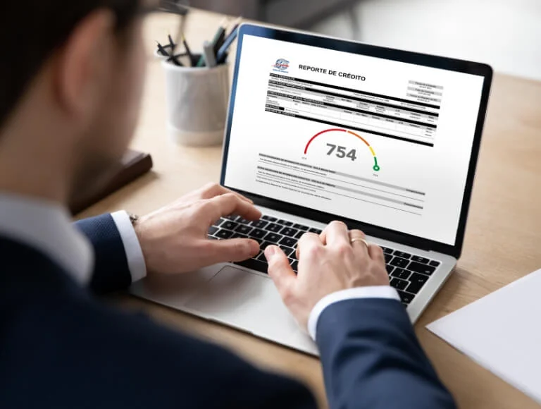 Persona revisando su Score en Buró de Crédito y Reporte Especial en una laptop.