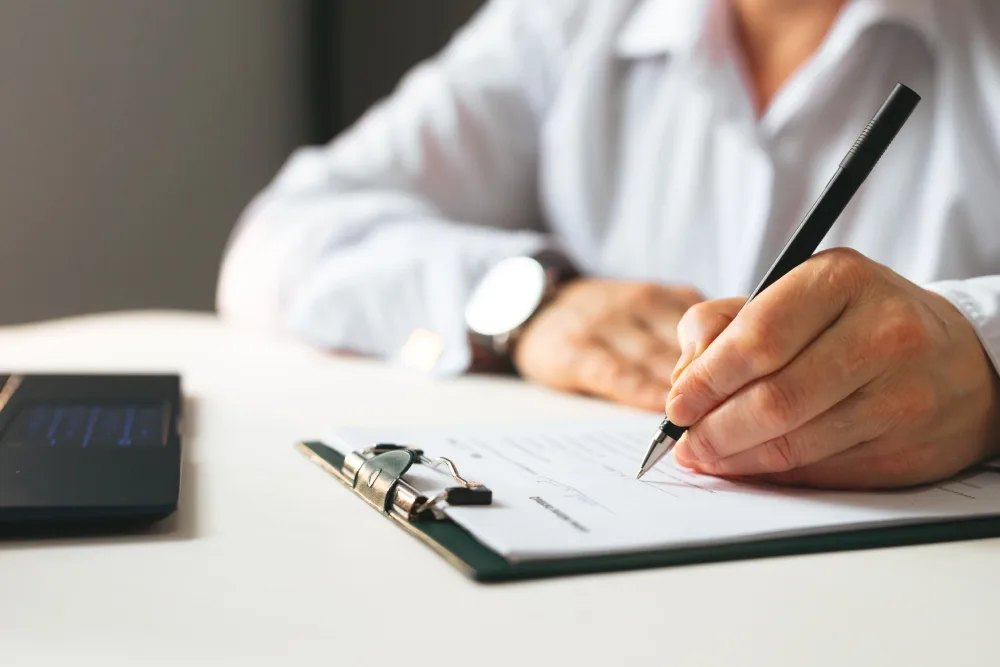 Persona firmando un contrato de fideicomiso de ahorro seguro en Mexico