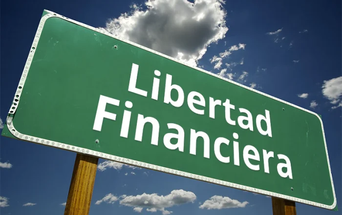 Letrero verde en carretera con la leyenda Libertad Financiera para negociación de deudas